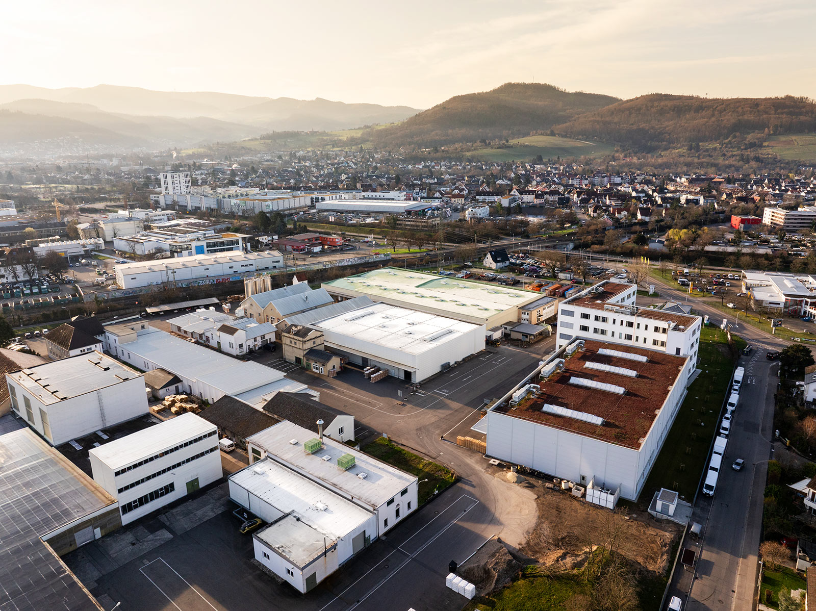 PiO Kunststoffe — Gebäude Freiburg mit Schwarzwald